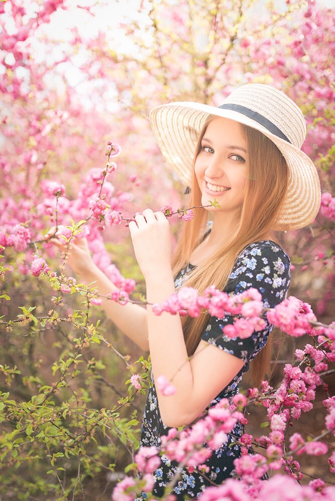 四时风光难争艳，最是燕园四月天。一位碎花裙姑娘<br />
欢迎约拍~ 微信qjk1331