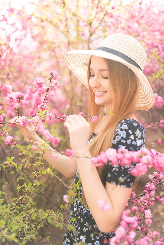 四时风光难争艳，最是燕园四月天。一位碎花裙姑娘<br />
欢迎约拍~ 微信qjk1331