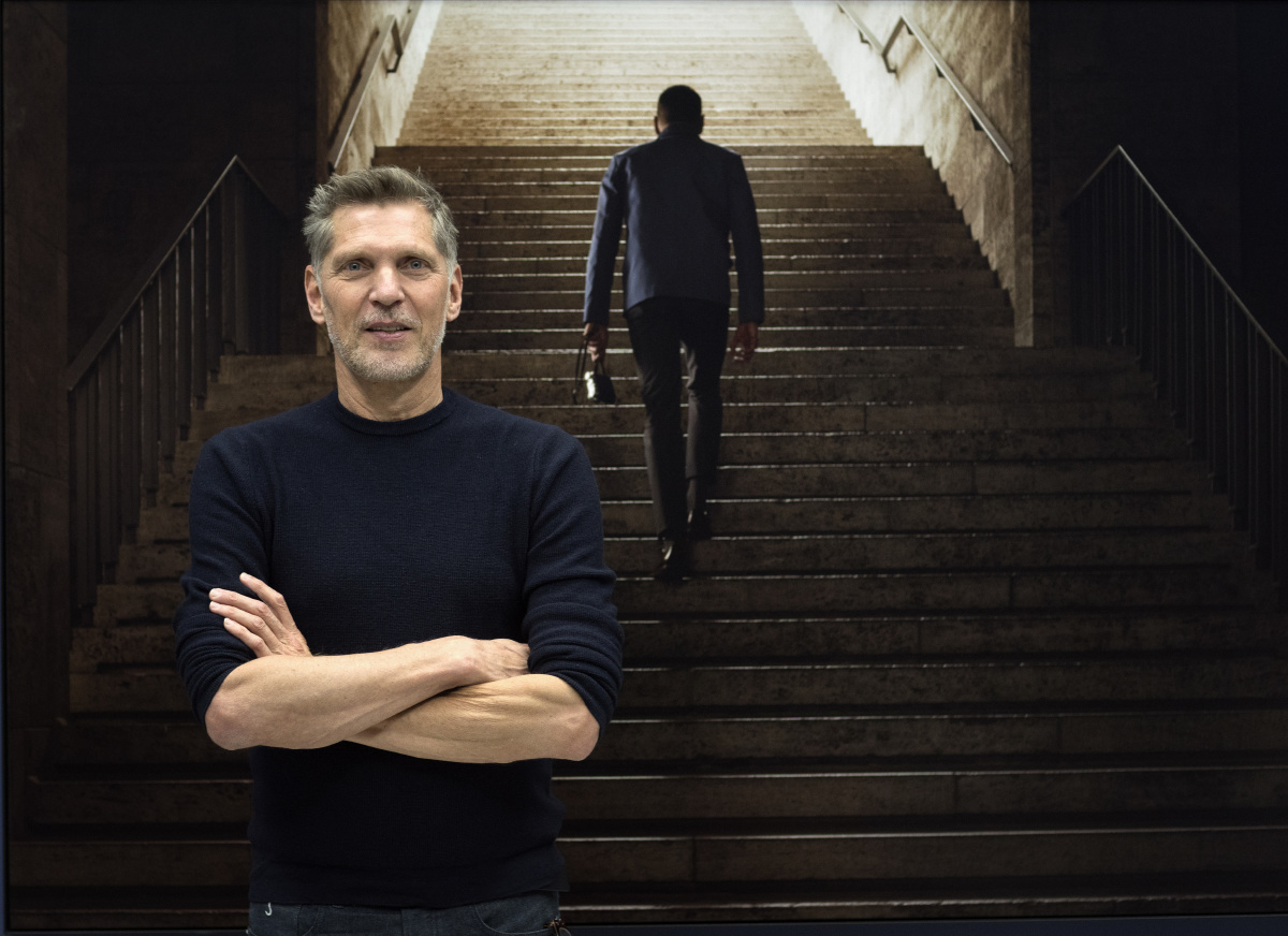 荷兰著名摄影大师欧文·奥拉夫和他的作品(自拍背影).