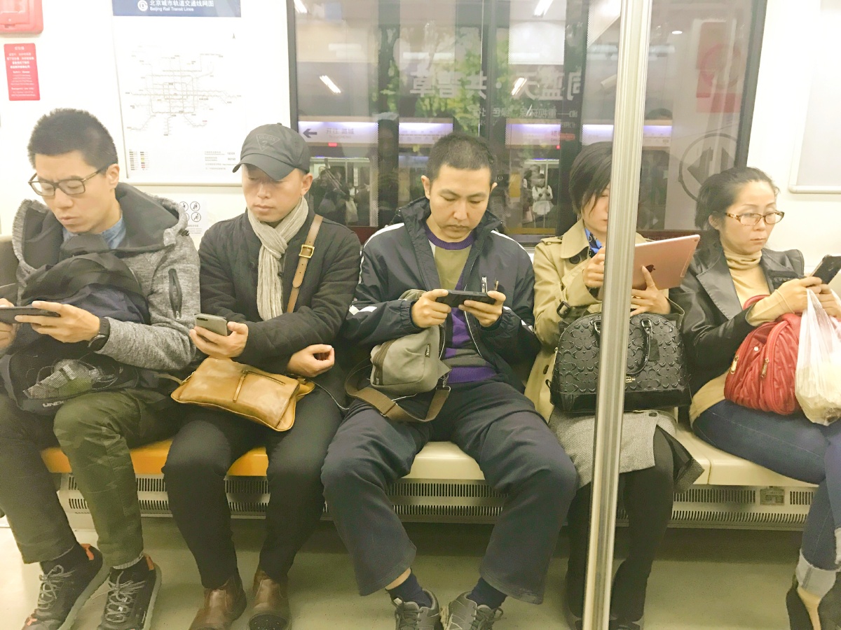 地铁族?低头族?