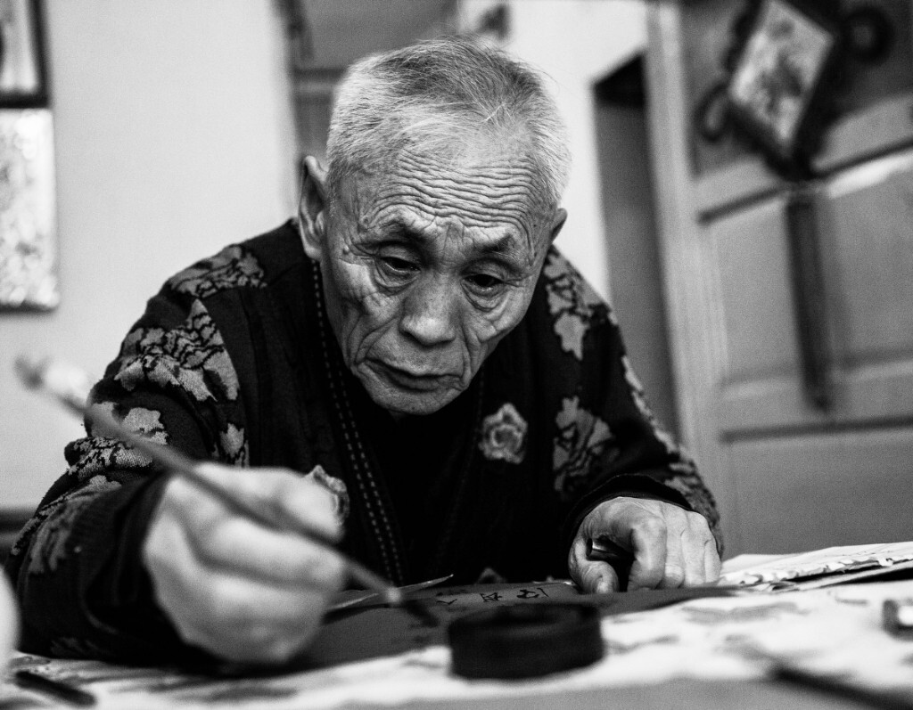 过年了 爷爷在忙着写对子,这是老人一年到头盼得最开心的日子~