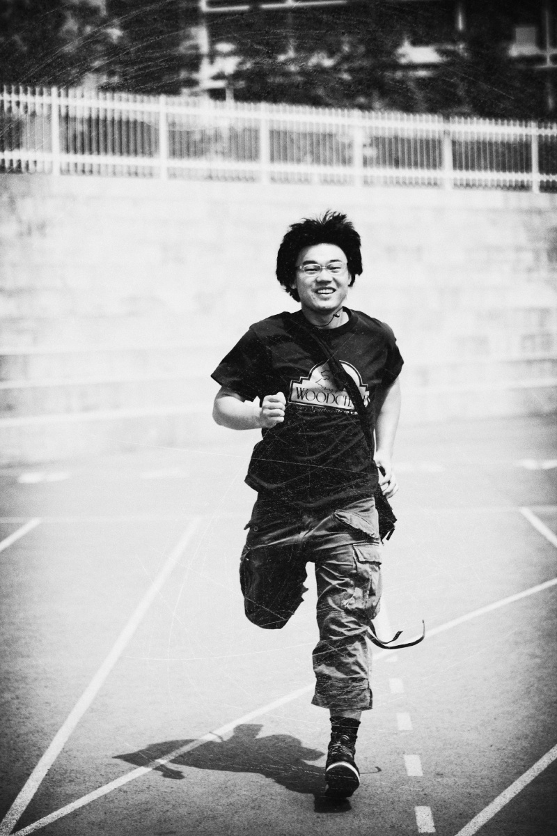 奔跑而来的少年