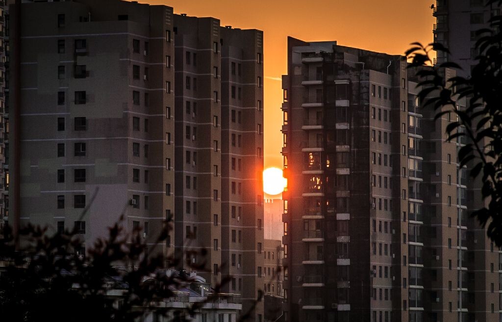 黄昏，夕阳透过两个大楼的缝隙