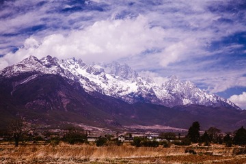 驻足山麓