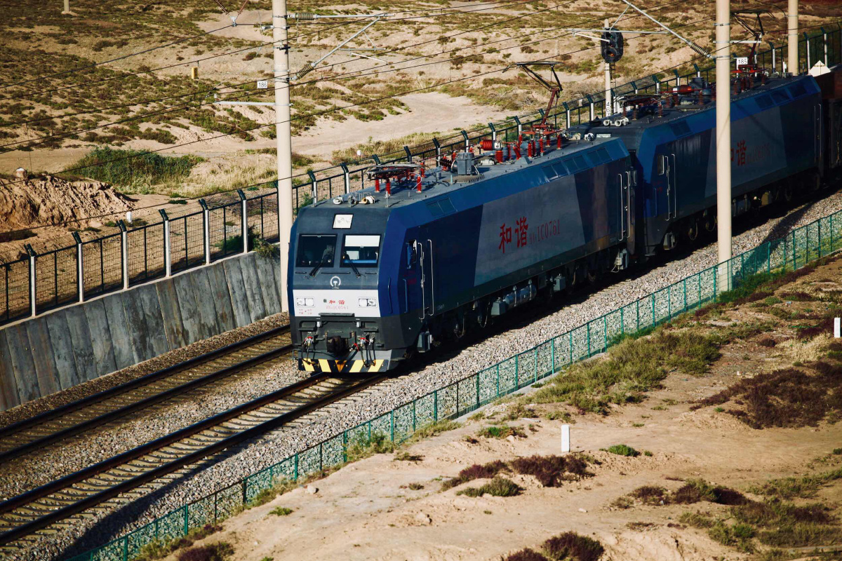经济腾飞的甘肃山丹,图为兰新线.