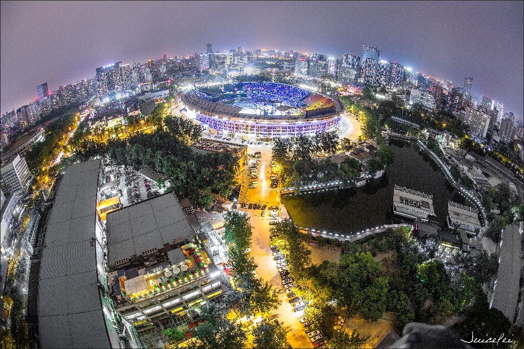 我站在这里，凝望整座城市的明与暗的交接，多想就此踏前一步，拥抱北京的夜，然后摔的粉身碎骨。<br />

