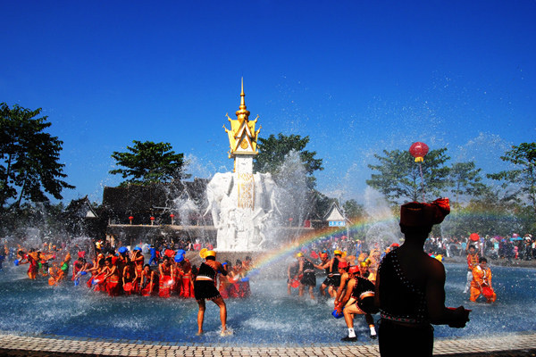 "咔啪投稿" 泼水欢歌 br /> 西双版纳傣族泼水节