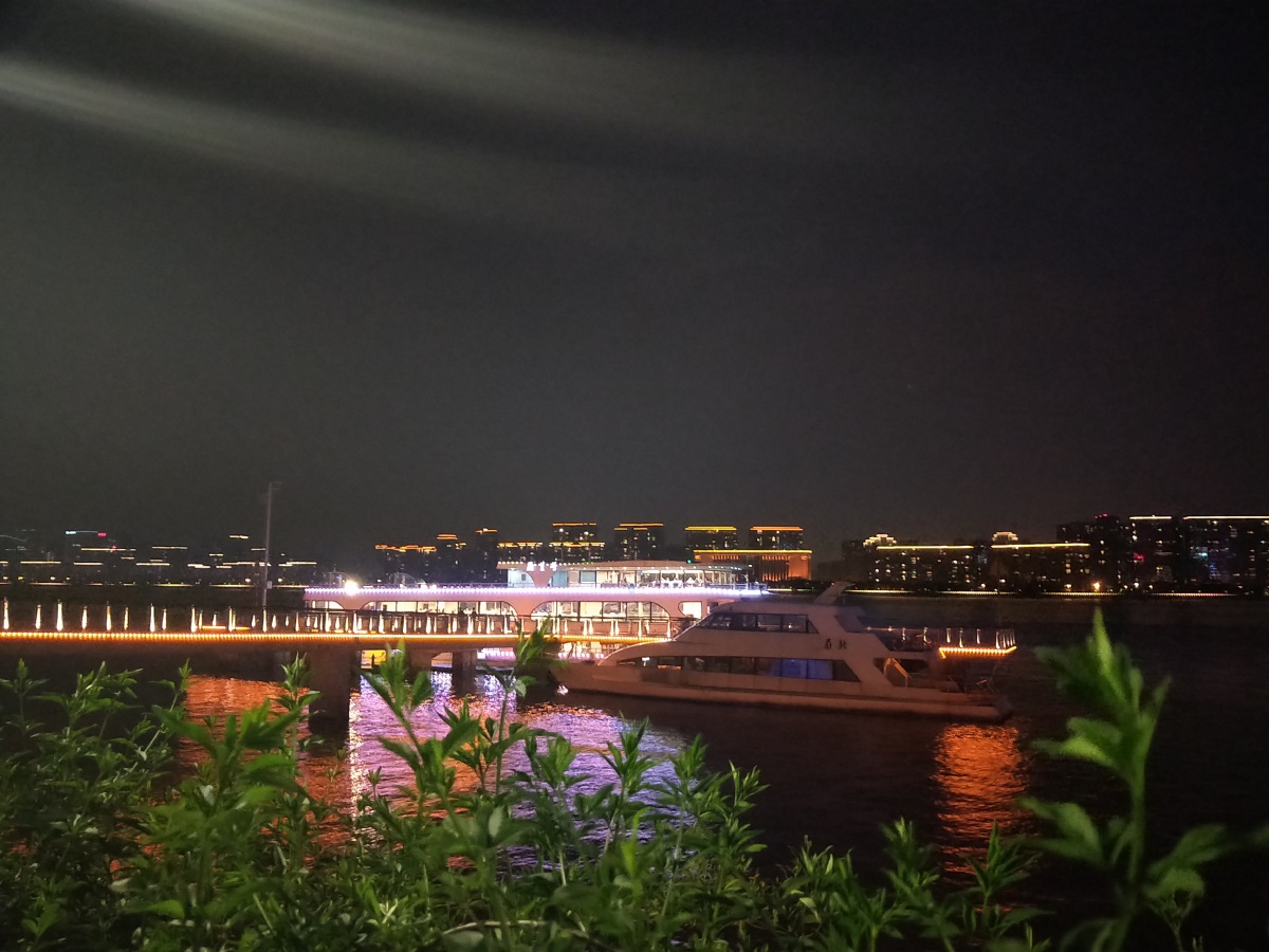 夜晚钱塘江的游轮