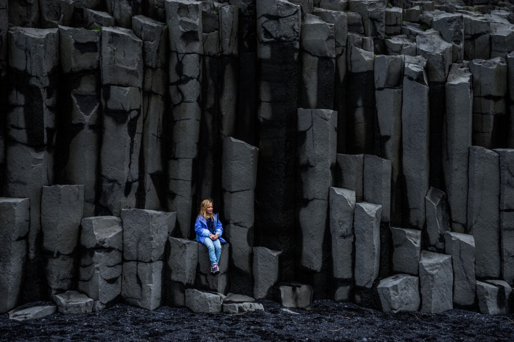 黑沙滩位于冰岛南部，一个只有300常住居民的小镇维克(Vik)边边上，分东西两侧，西侧是Dyrholaey自然保护区，东侧是Reynis岩和黑色海滩，是冰岛最著名的自然景观和旅行目的地之一。与黑沙滩相依的Reynis玄武岩柱状节理，是由于火山爆发而而自然形成，它巧夺天工的形状总是吸引了游人在此留影。