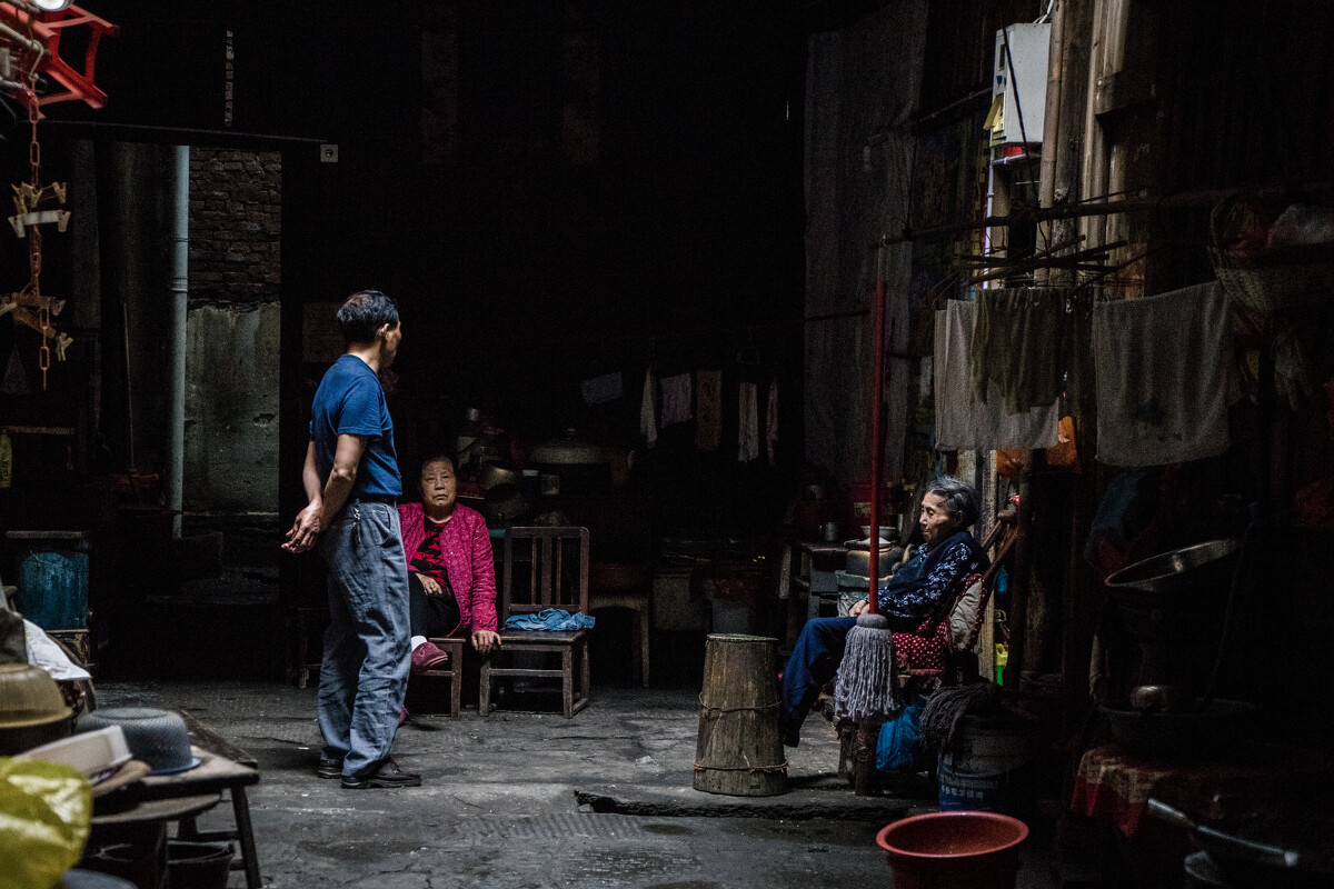 洪江古城的几位老居民饭后聊天，2015年4月