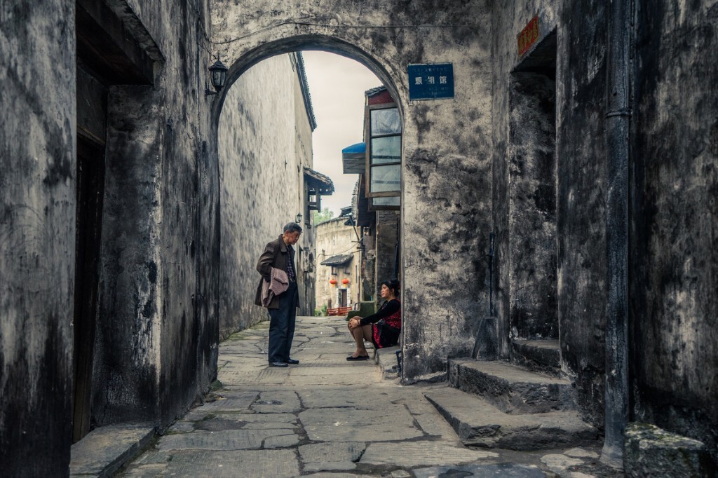 洪江古城的老居民在街边打招呼，2015年4月