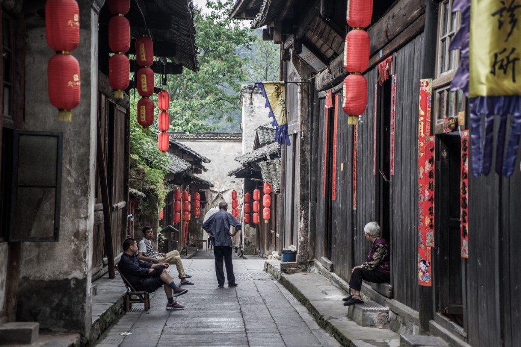 古镇的民居布局街道狭窄，最适合街坊领居饭后小聚，2015年5月黔城
