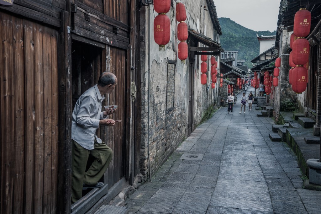 四面八方的游客让老居民们有些好奇，2015年5月黔城