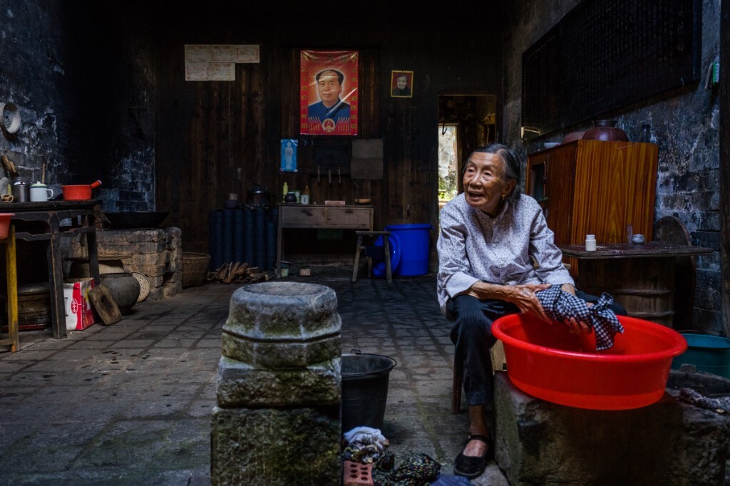孤独的老人见到游客很开心，虽然别人听不懂她的方言，她自顾自地说着。板梁村，2015年7月