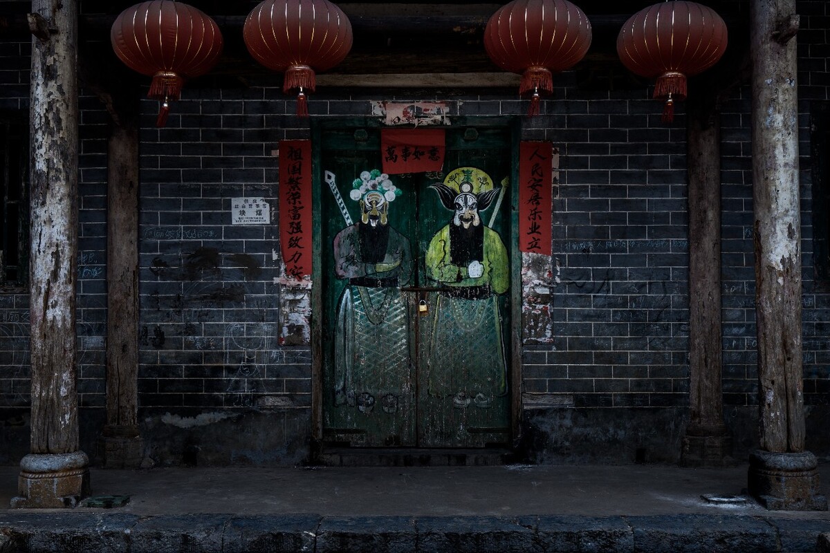 老祠堂的门口门神图案依旧清晰。板梁村，2015年7月
