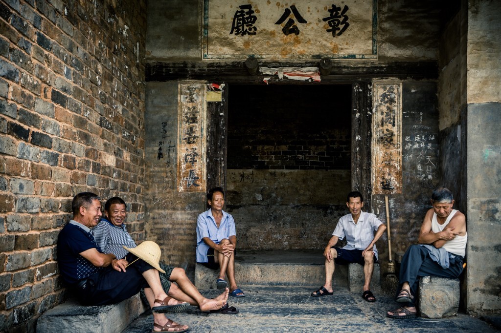 男人们聚在祠堂门口纳凉。板梁村，2015年7月