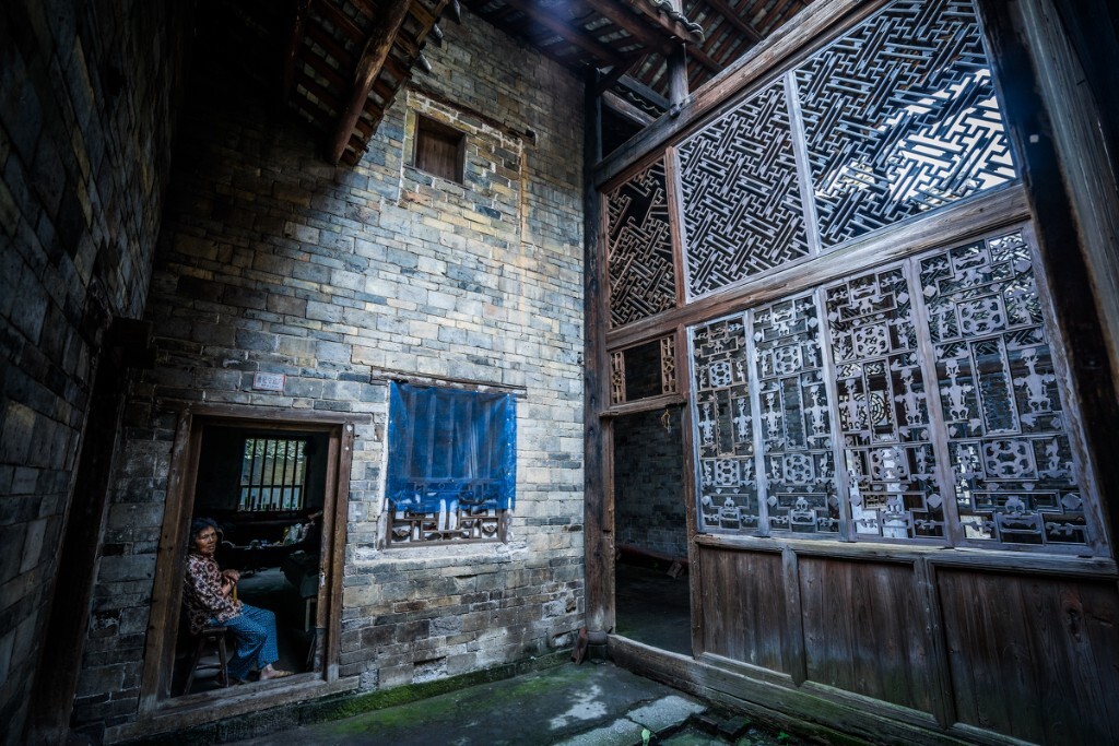 与老人留守在古村的只有这些雕琢精美的木窗。荫家堂，2015年7月