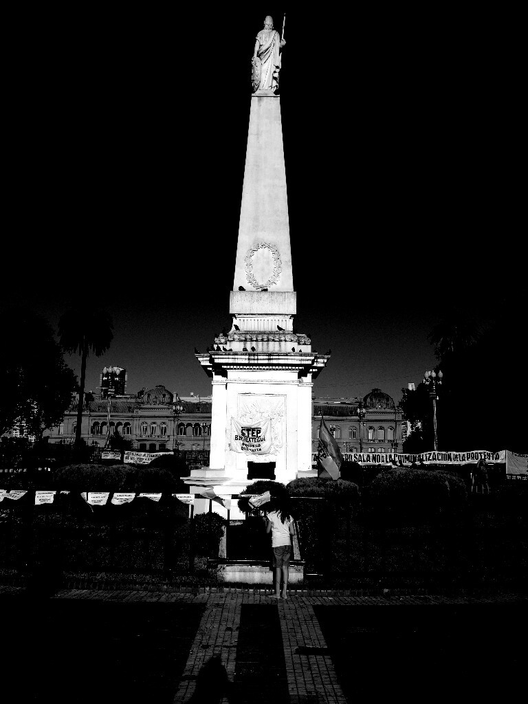 布宜诺斯艾利斯五月广场上的纪念碑。