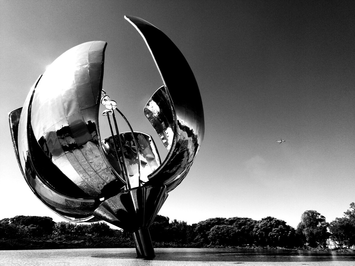 名为“阿根廷钢花”的巨大雕塑。