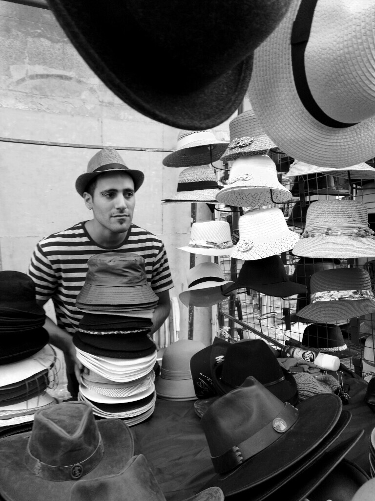 布宜诺斯艾利斯周末市场的帽子商人。
