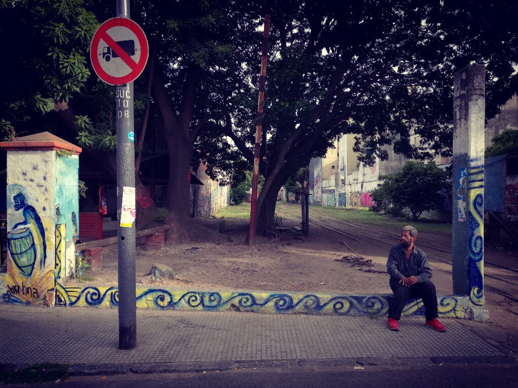 一位当地居民坐在街边发呆。