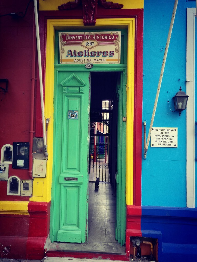 彩虹颜色的门口。
