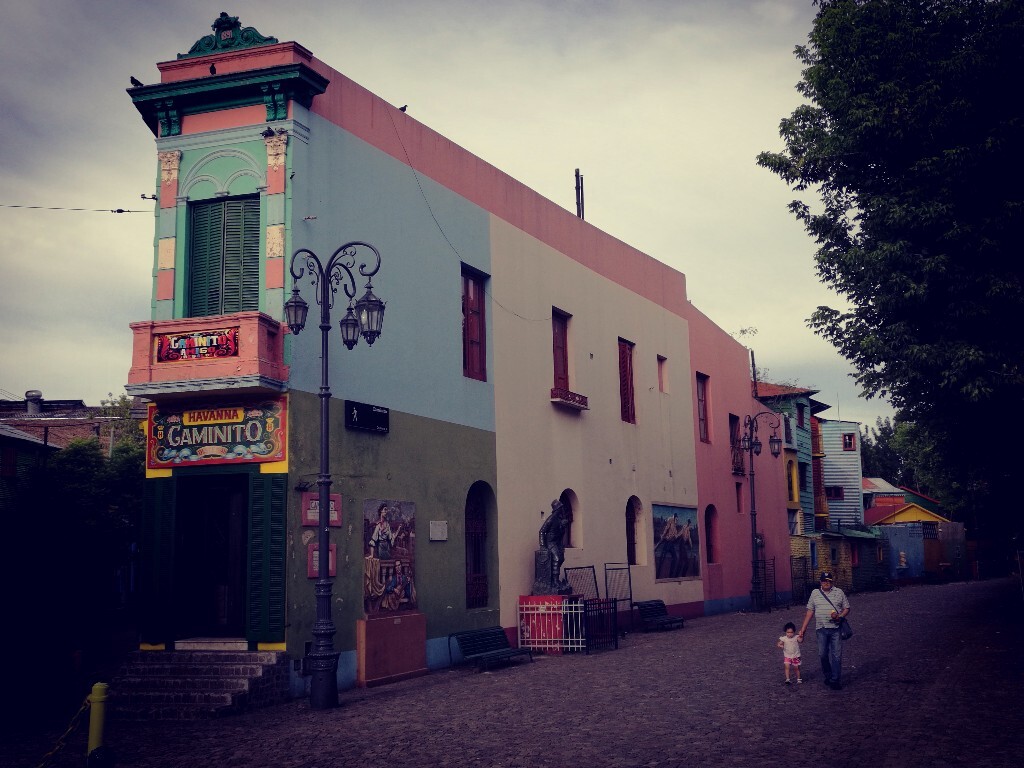 博卡区色彩缤纷的街道。
