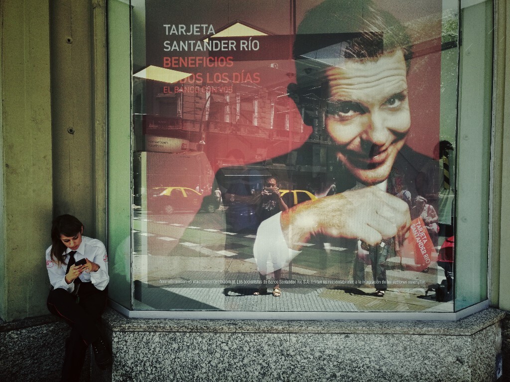 布宜诺斯艾利斯街头的广告牌下。