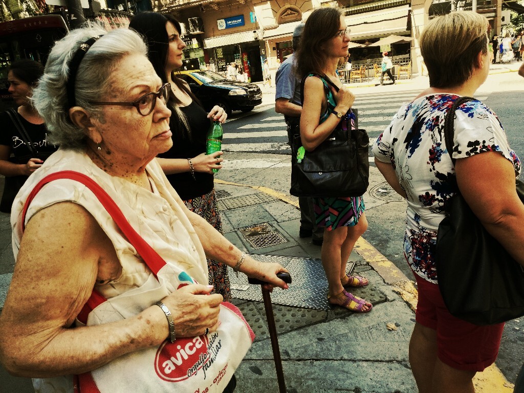 布宜诺斯艾利斯街头的几位女人。