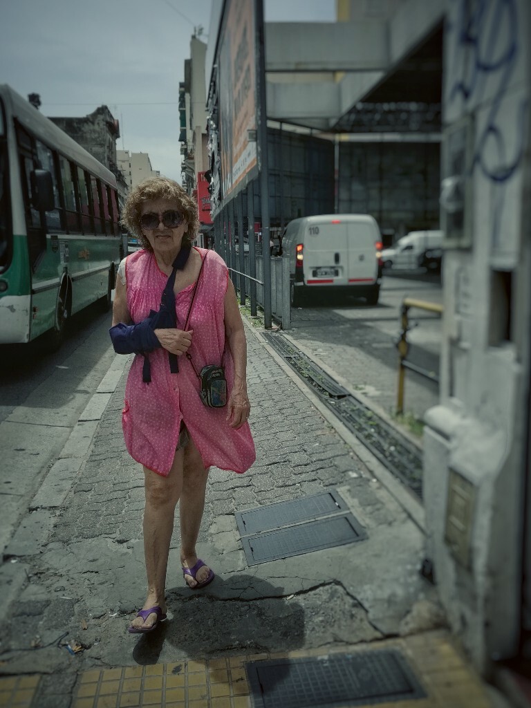 布宜诺斯艾利斯的老城区里一位胳膊有伤的女人。