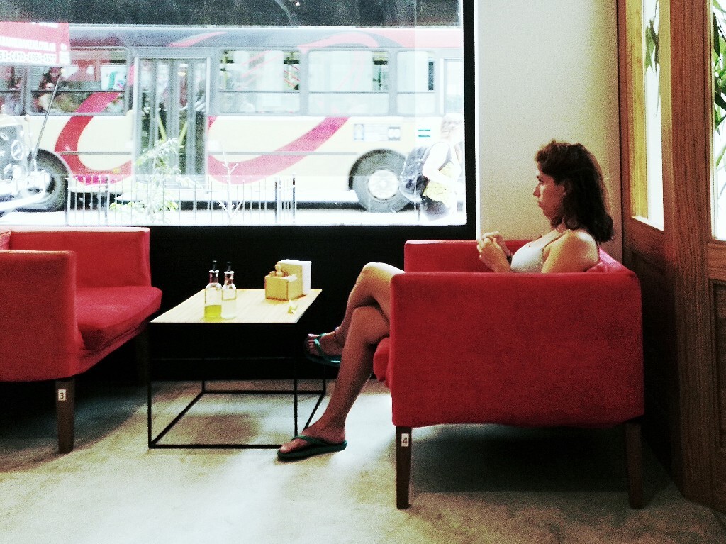 布宜诺斯艾利斯的一家咖啡馆里的女子。