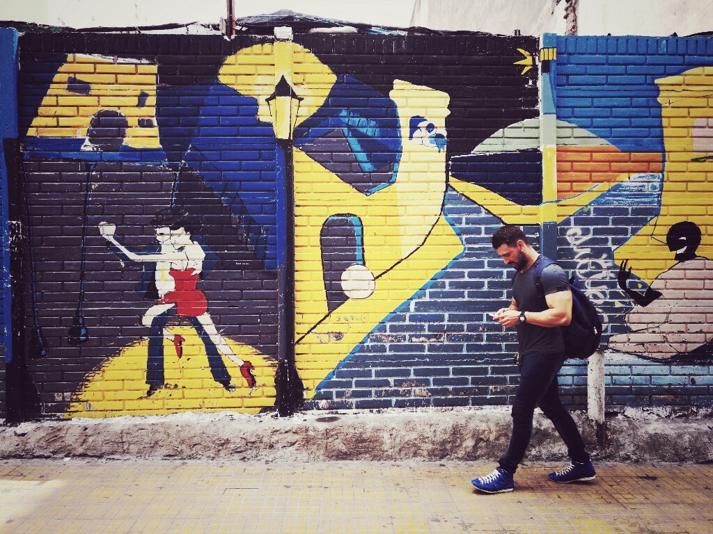 布宜诺斯艾利斯一名男子走过墙绘。