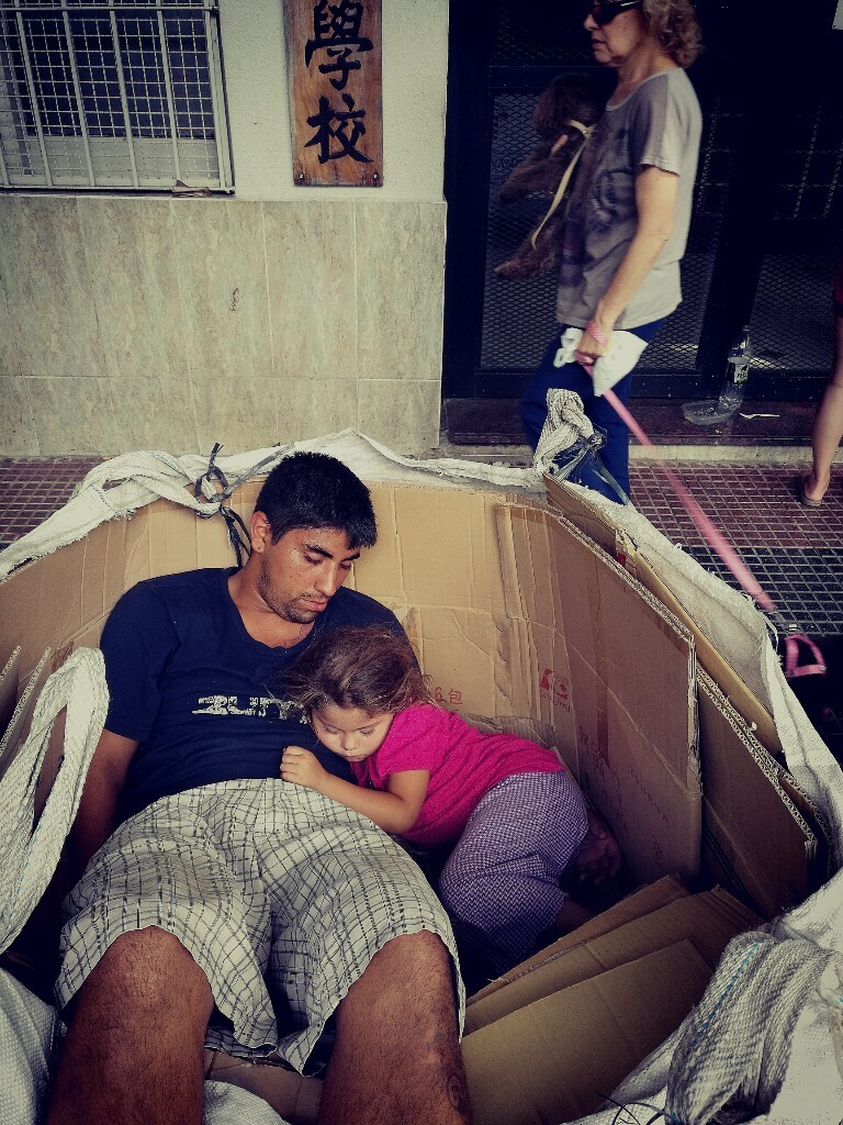 布宜诺斯艾利斯的中国城路边睡着一对父女。