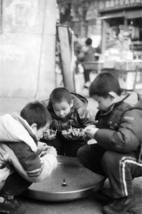 更是抹不去的记忆.小巷,伙伴,做游戏,捉迷藏,扑画片,玩陀螺.