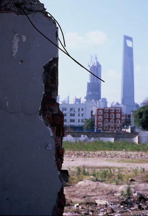 废墟旁的高楼<br />