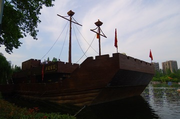 438886