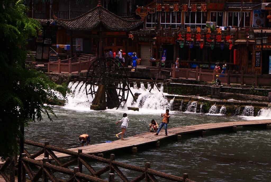 你站在桥上看风景,看风景的人在楼上拍你 【摄于凤凰古城】