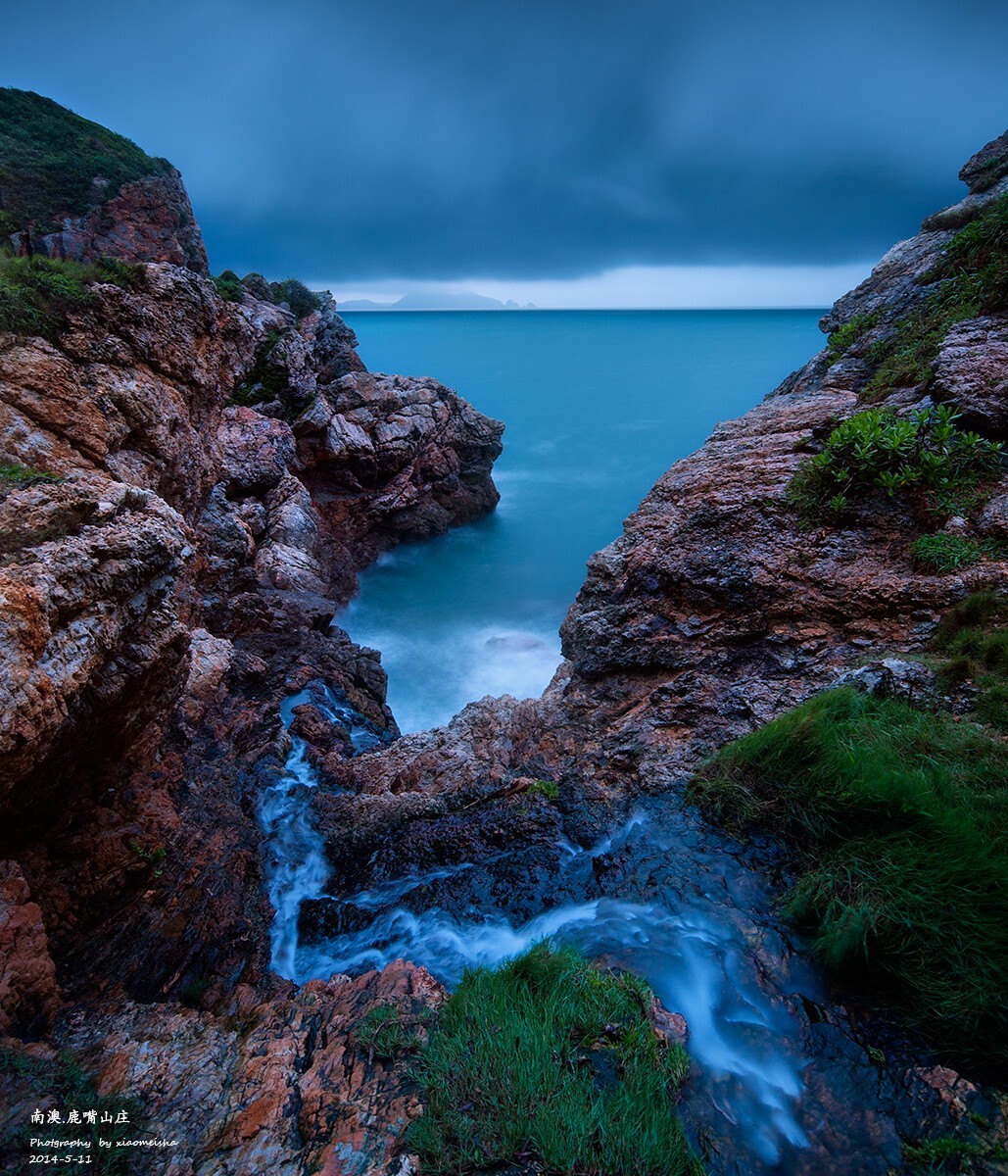 这个角度，是因为这几天连续大雨，形成了一条小溪流向鹿嘴的大岩壁，早上暴雨前的一个窗口时间内，赶紧按了几张，海面上黑压压的云层也比较给力；期待下一次在这个机位来张日出大P！