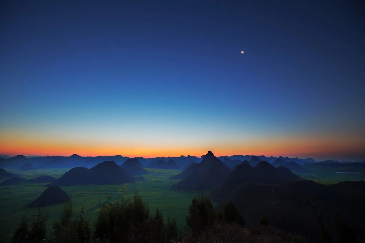 日出之前的鱼肚白,风光狗啊