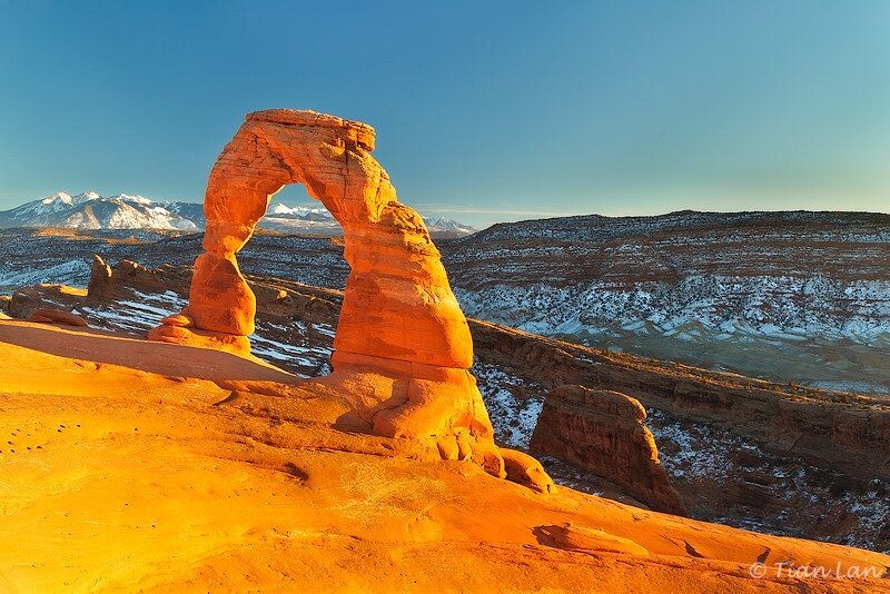 Golden Arch<br />
这张拍与Arches National Park里最出名的Delicate Arch。在日落阳光照耀下，拱桥熠熠生辉。