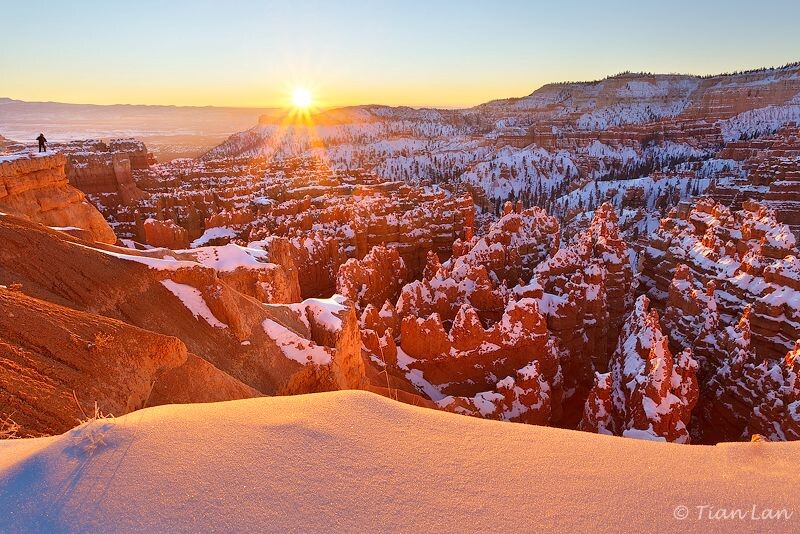 First Light of 2013<br />
大家新年好！这是2013年第一天的第一缕日出阳光。这张拍摄于美国Bryce Canyon National Park，当时天气预报给的温度只有零下12摄氏度，但是一切都是值得的。<br />
<br />
我把4张不同曝光的照片手动合成为一张，在后期的过程中，没有添加任何饱和度，反而在色温里还降低了一些紫色。我有意把左边悬崖上的摄影师加进构图，以显示峡谷的壮观。<br />
<br />
欢迎大家发表评论和意见~