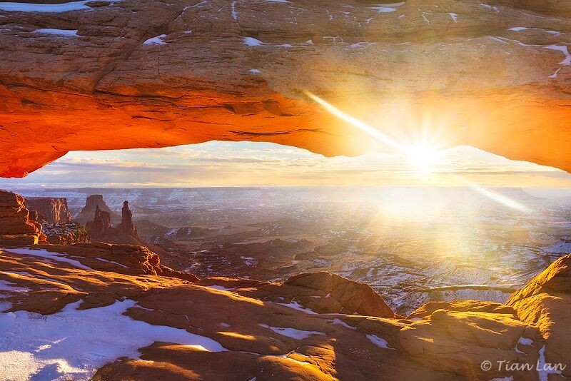 Sunrise from Mesa Arch<br />
Mesa Arch的日出算是美国西南景点风景之一了。橙红色的太阳从石拱桥里面缓缓升起。<br />
<br />
想到这里拍摄已经很久了。第一天遇到了一个阴天，太阳很弱，完全照不出星芒以及橙红色的岩石。第二天运气很好，太阳从云中露出头来，我也完成了我多年的一个愿望。<br />
<br />
手工合成多张不同曝光的片子，以显示天上云的细节。后期过程中没有对颜色做任何变化，没有加任何饱和度。<br />
<br />
欢迎大家评论指教~