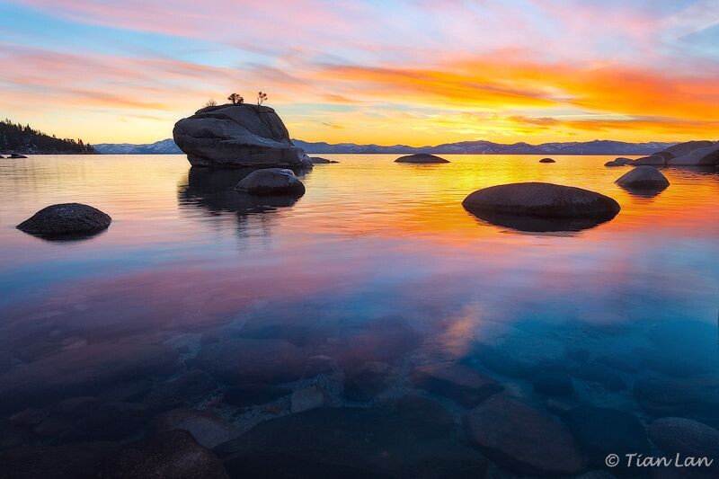 Sunset at Lake Tahoe<br />
十分幸运的在Lake Tahoe遇见了这么漂亮的日落。清澈的湖水就像一面巨大的镜子，反射出天上绚丽的日落。近处，湖底的石头清晰可见。<br />
<br />
欢迎提出各种意见~