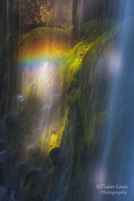 那一抹光<br />
从树林间透出来的光在瀑布上形成了一小段美丽的彩虹。请关注我的新浪微博：Lost-蓝天