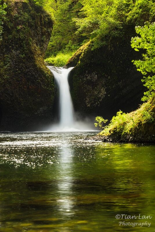 Punchbowl Falls<br />
Oregon Columbia Gorge Highway众多瀑布中的一个。请关注我的新浪微博：Lost-蓝天