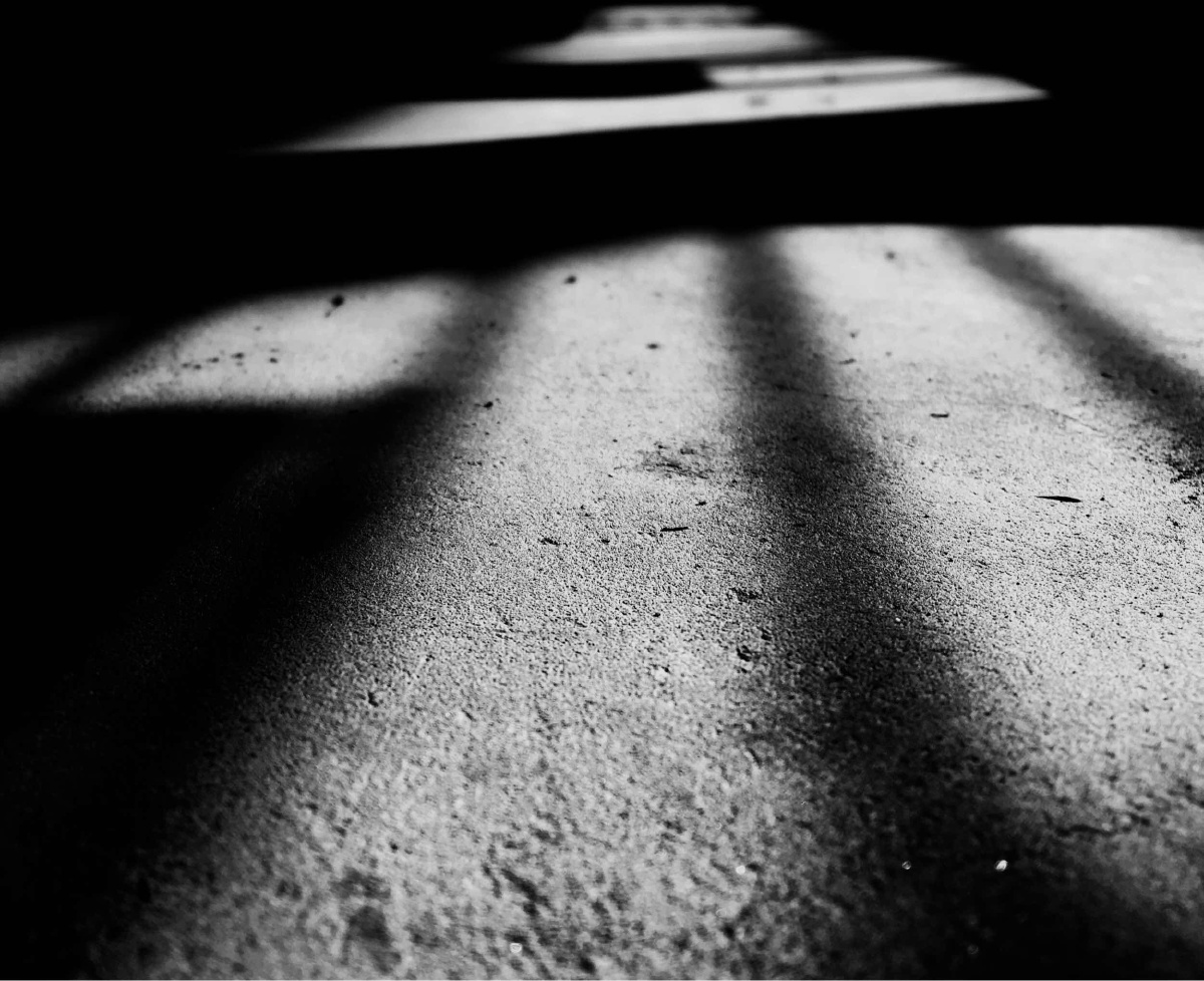 下午阳光照入教室,我看到桌椅在阳光下形成有趣的影子,拿着