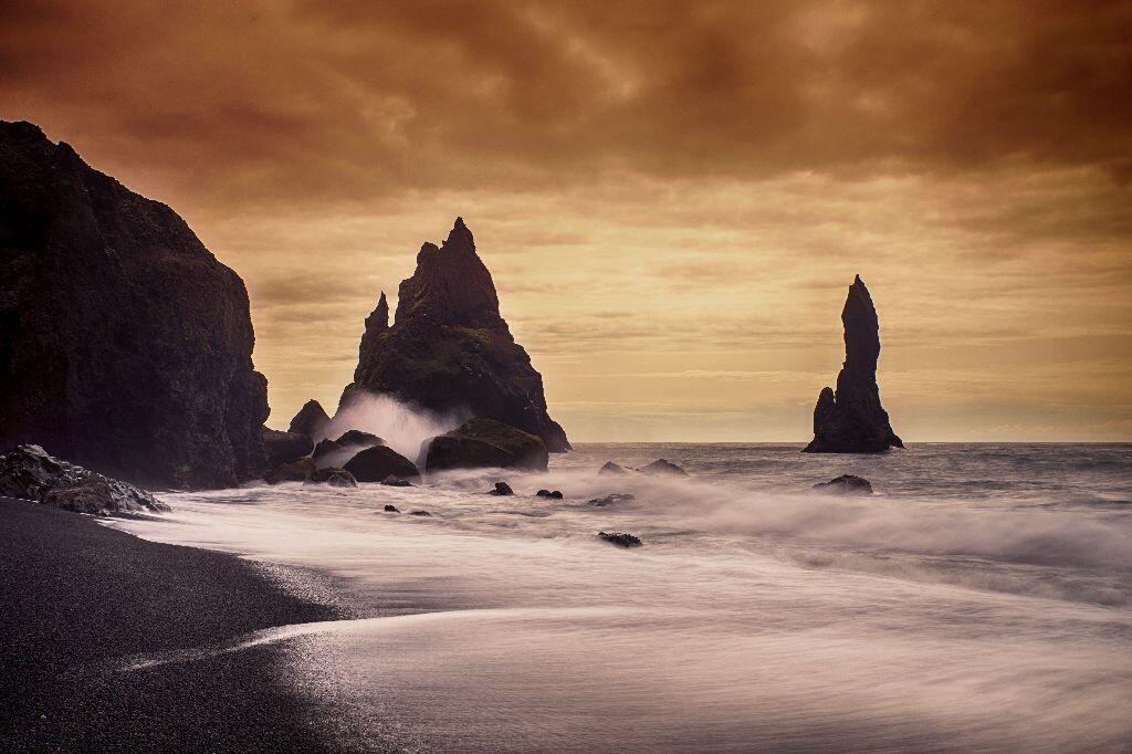 出发之前看了电影The Secret Life of Walter Mitty，里面大部分外景都是在冰岛拍的。我也因此知道了冰岛的地貌类型实在太丰富了。著名的黑沙滩位于冰岛最南部的小镇Vik。脚踏在上面如同置身于月球上一般。
