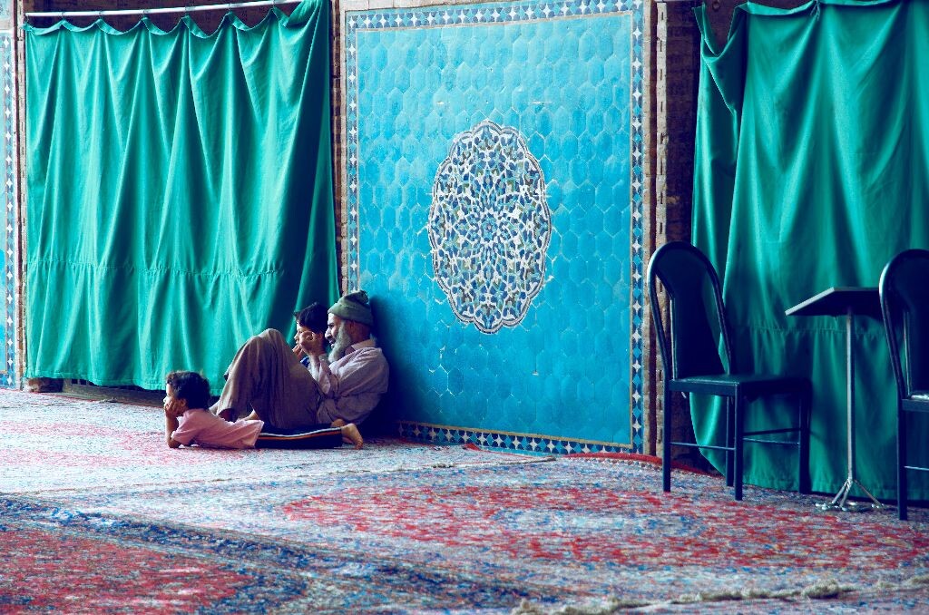 亚兹德清真寺里的祷告者