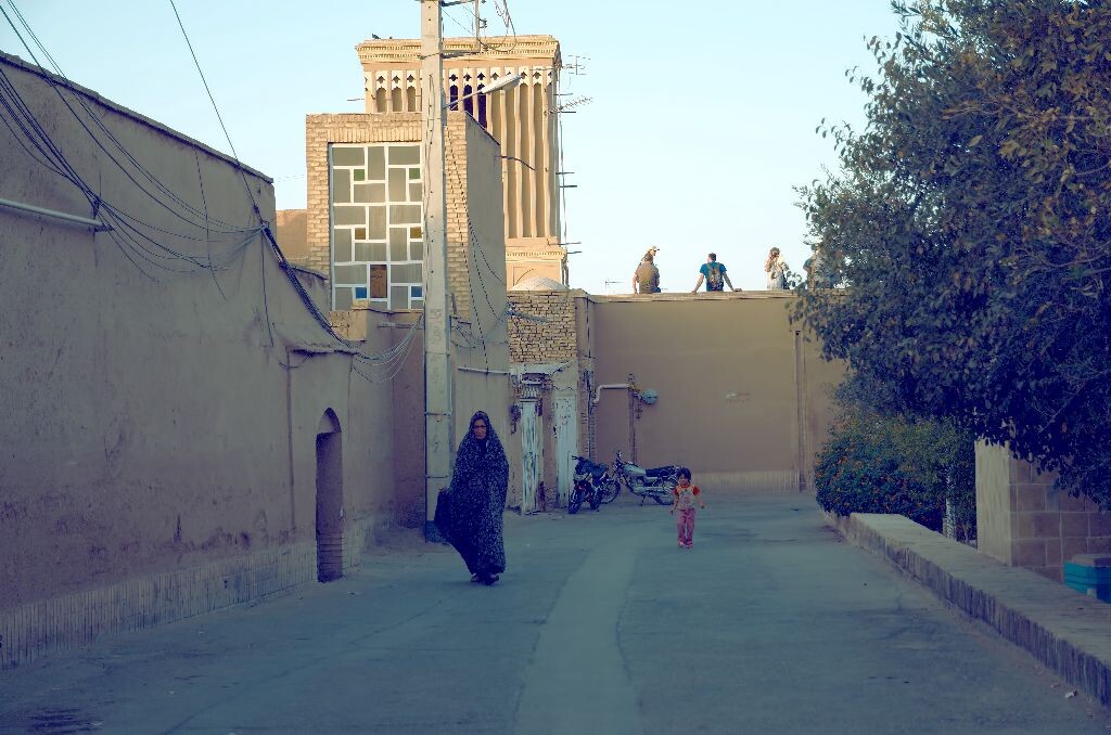亚兹德街头匆匆走过的人，摄于亚兹德，伊朗
