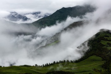 云雾缭绕巴朗山